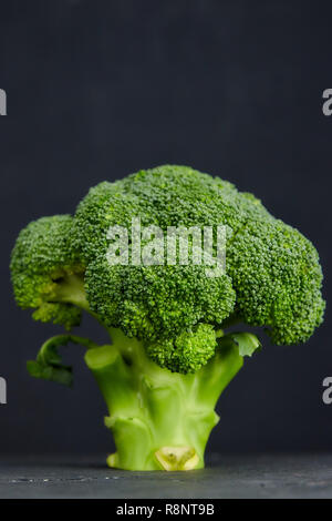 Deux têtes de salade saine. brocoli vert frais. vue horizontale de légumes vert fleur. régime alimentaire sain. Banque D'Images