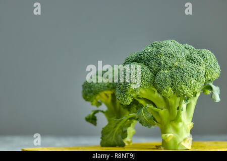 Deux têtes de salade saine. brocoli vert frais. vue horizontale de légumes vert fleur. régime alimentaire sain. Banque D'Images