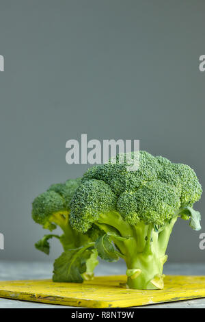 Deux têtes de salade saine. brocoli vert frais. vue horizontale de légumes vert fleur. régime alimentaire sain. Banque D'Images