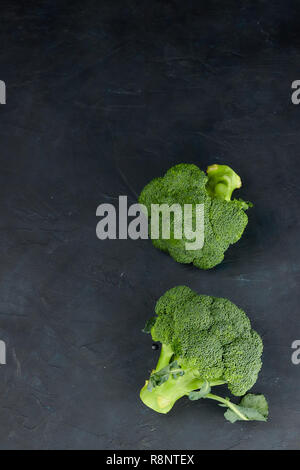 Deux têtes de salade saine. Le brocoli frais, crus. La vue depuis le haut de la fleur légume vert. alimentation saine. copie espace. chou vert close up on bla Banque D'Images