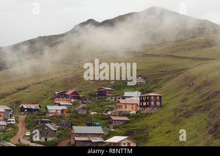 Vue d'une montagne (haut plateau) village nommé Gito, champ de verre et le brouillard. L'image est capturée dans Rize domaine de la région de la Mer noire située à au nord-est Banque D'Images