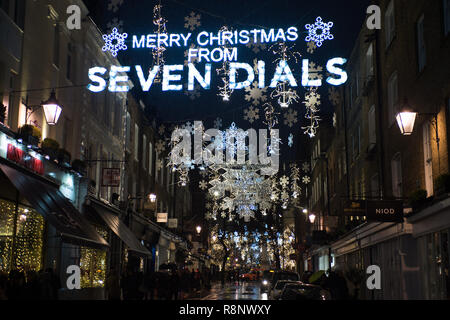 Lumière de Noël affichage à Seven Dials à Londres, au Royaume-Uni. Banque D'Images