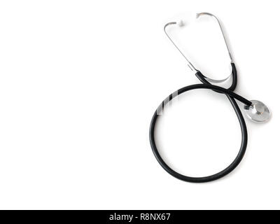 Un flexible en caoutchouc noir des médecins et de l'acier metal heart pulse portant stéthoscope isolé sur un tableau blanc dessus. Banque D'Images