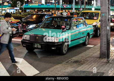 Un taxi à Shinjuku, Tokyo la nuit Banque D'Images