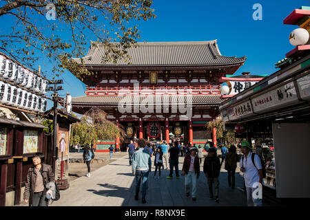 Le temple bouddhiste Sensō-ji à Asakusa, Tokyo. Banque D'Images