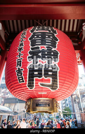 La Kaminarimon gate lanterne à l'entrée du Sensō-ji à Tokyo. Banque D'Images