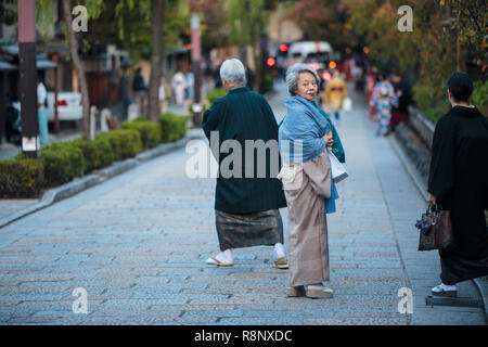 Une élégante dame japonaise en robe kimono traditionnelle dans le quartier de Gion de Kyoto. Banque D'Images