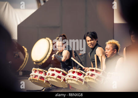 Interprètes dynamiques sur les tambours Taiko, à Osaka au Japon. Banque D'Images