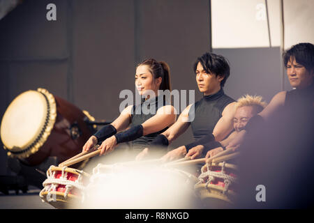 Tambours Taiko mise sur un écran à l'extérieur du Château d'Osaka, au Japon. Banque D'Images