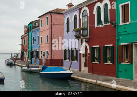 Maisons peintes de couleurs vives sur l'île de Burano, dans la lagune vénitienne près de Venise, Italie. Banque D'Images