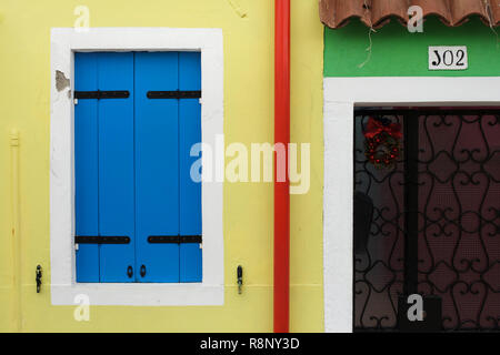 Maisons peintes de couleurs vives sur l'île de Burano, dans la lagune vénitienne près de Venise, Italie. Banque D'Images