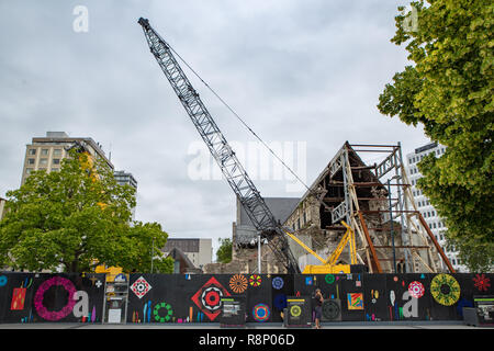 Christchurch, Nouvelle-Zélande - 16 décembre 2018 : grues arrivent et travail de restauration commence sur la cathédrale de Christchurch Banque D'Images