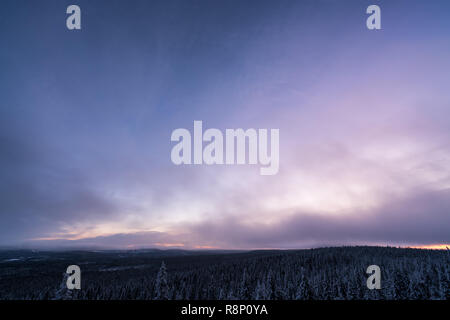 Vues à partir de la tour d'observation à Ahmakallio Parc national Syöte, Pudasjärvi, Laponie, Finlande, Europe Banque D'Images