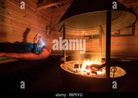 Détente à un refuge dans le parc national Syöte, Pudasjärvi, Laponie, Finlande, Europe Banque D'Images