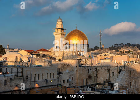 Dôme du rocher d'or au coucher du soleil dans la vieille ville de Jérusalem, Israël. Banque D'Images