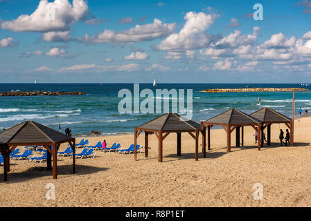La plage publique de Tel-Aviv sur la mer Méditerranée. Israël Banque D'Images