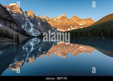 Lever du soleil sur le lac Moraine, dans le parc national Banff, Canada Banque D'Images
