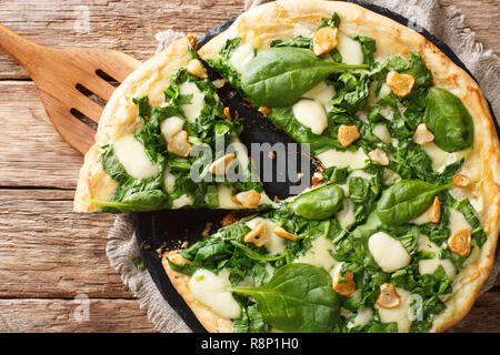 Delicious pizza chaude avec les épinards, l'ail et le fromage sur la table. haut horizontale Vue de dessus Banque D'Images
