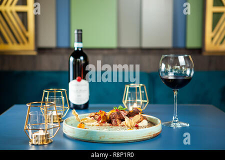 Restaurant gastronomie savoureuse avec du vin rouge sur la table. Cuisine fine Banque D'Images