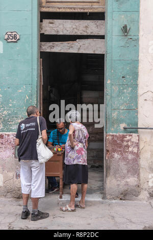 Anciens résidents d'acheter des biens à stocker dans le mur à La Havane Cuba Banque D'Images