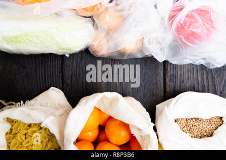 Les fruits et légumes frais dans des sacs de coton écologique contre les légumes dans des sacs en plastique. Concept zéro déchet - Utiliser des sacs en plastique ou sacs multi-usage. Zéro déchets Banque D'Images