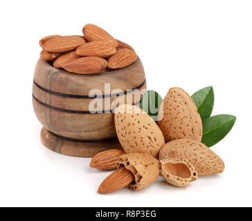 Les amandes dans un bol en bois avec des feuilles isolées sur fond blanc Banque D'Images