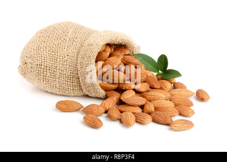 Amandes avec feuille dans sac du sac isolé sur fond blanc Banque D'Images