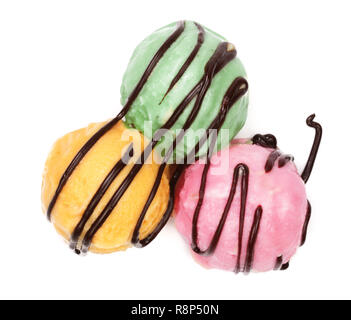 Vert rouge et jaune boule de crème glacée de chocolat fondu isolé sur fond blanc, vue du dessus Banque D'Images