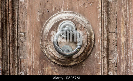 Close-up d'une vieille poignée sur une porte en bois brun Banque D'Images