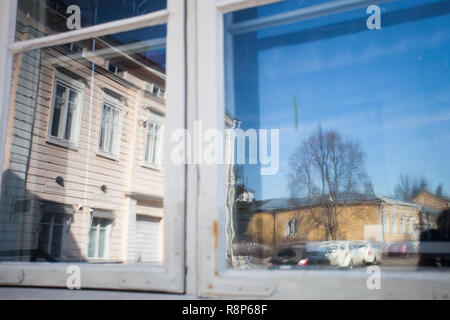 Refected maisons en bois dans le cadre de la vitre, Porvoo, Finlande Banque D'Images