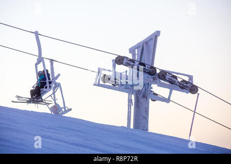 Skieurs sur télésiège, Ruka, Kuusamo ski resort, Laponie, Finlande Banque D'Images