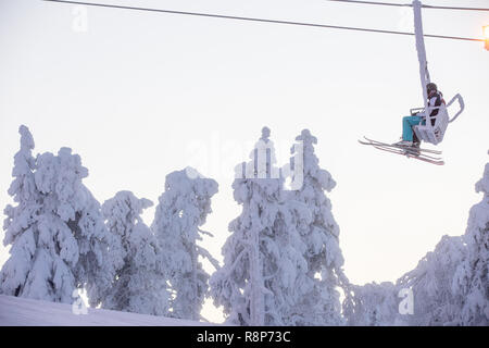 Skieurs sur télésiège, Ruka, Kuusamo ski resort, Laponie, Finlande Banque D'Images