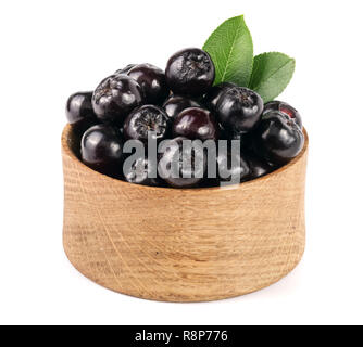 Aronie à feuilles avec bol en bois isolé sur fond blanc. Aronia noir berries Banque D'Images