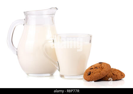 Pichet de lait avec biscuits isolé sur fond blanc Banque D'Images