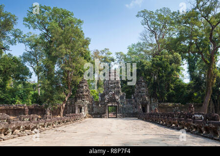 Porte de l'ouest au Prasat Preah Khan temple ruins, Angkor, Siem Reap, Cambodge Banque D'Images