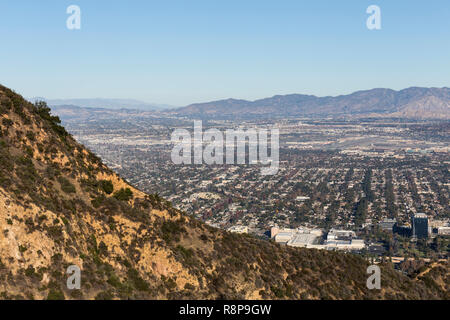 Burbank et la vallée de San Fernando avec les Verdugo Hills et les montagnes San Gabriel en arrière-plan. Cliché pris à partir de la colline à Griffith Park à Los A Banque D'Images