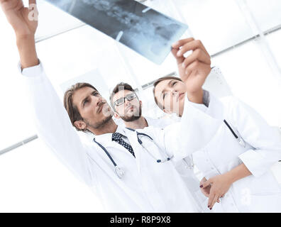 Portrait of surgeons holding x-ray report Banque D'Images