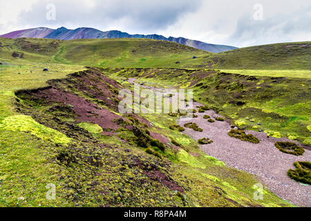 Rivière asséché, lit de rivière vide, paysage sénique dans la région d'Ausangate, Pérou Banque D'Images