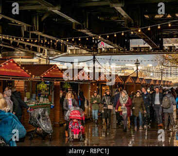 Marché d'hiver Southbank (Marché de Noël) en vertu de l'Hungerford Bridge, Londres, Royaume-Uni. Banque D'Images