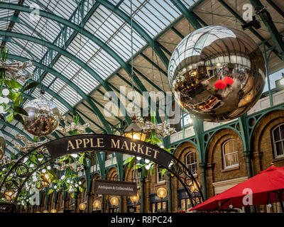 Marché Apple signe et décorations de Noël à Covent Garden, Londres, Royaume-Uni. Banque D'Images