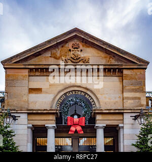 Covent Garden market signe avec couronne de Noël, Londres, Royaume-Uni. Banque D'Images