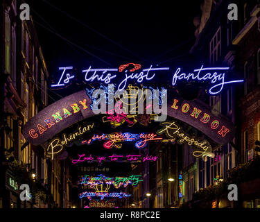 Carnaby Street Noël illuminations basé sur Bohemian Rhapsody lryics par Queen, Londres, Royaume-Uni. Banque D'Images