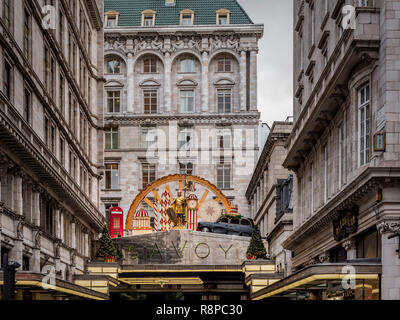 L'extérieur de l'hôtel Savoy, Londres, Royaume-Uni. Banque D'Images