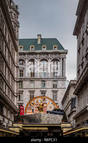 L'extérieur de l'hôtel Savoy, Londres, Royaume-Uni. Banque D'Images