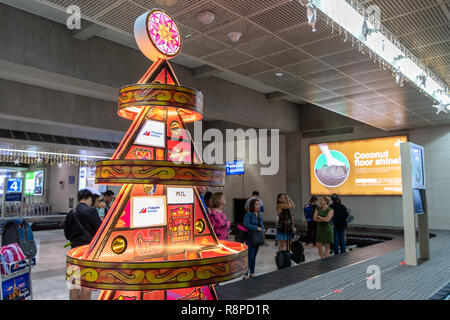 Nov 23, 2018 personnes en attente bagages sur le terminal de l'aéroport NAIA 2, Metro Manila, Philippines Banque D'Images