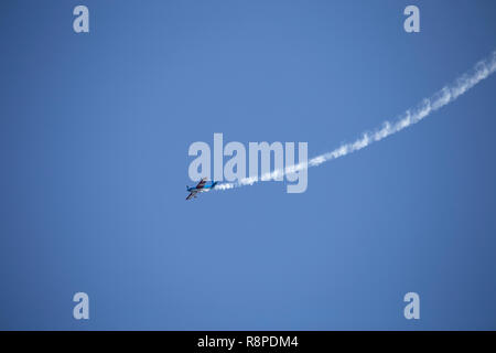 Petit avion faisant voltiges aériennes dans une exposition Banque D'Images