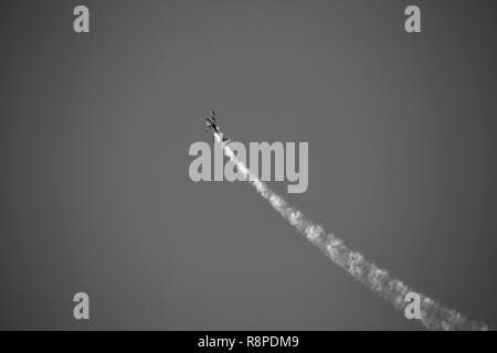 Petit avion faisant voltiges aériennes dans une exposition Banque D'Images