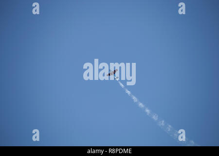 Petit avion faisant voltiges aériennes dans une exposition Banque D'Images