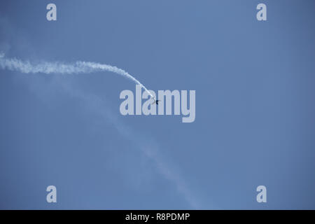 Petit avion faisant voltiges aériennes dans une exposition Banque D'Images