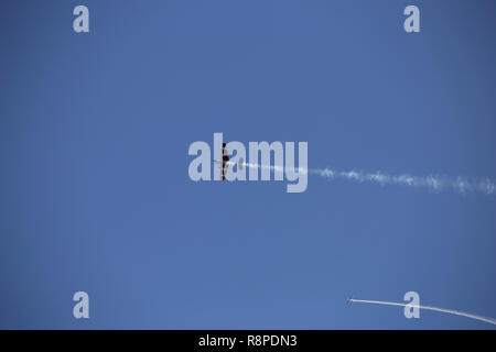 Les petits avions faisant voltiges aériennes dans une exposition Banque D'Images